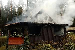 Požár chaty v Seči