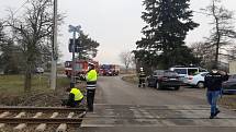 Zaječice - K tragické nehodě došlo ve čtvrtek před půl třetí hodinou v Zaječicích. Osobní vůz Škoda Octavia s dvoučlennou posádkou vjel na železniční přejezd, kde se střetl s projíždějícím vlakem. Ten vlekl vůz před sebou dlouhých dvě stě metrů