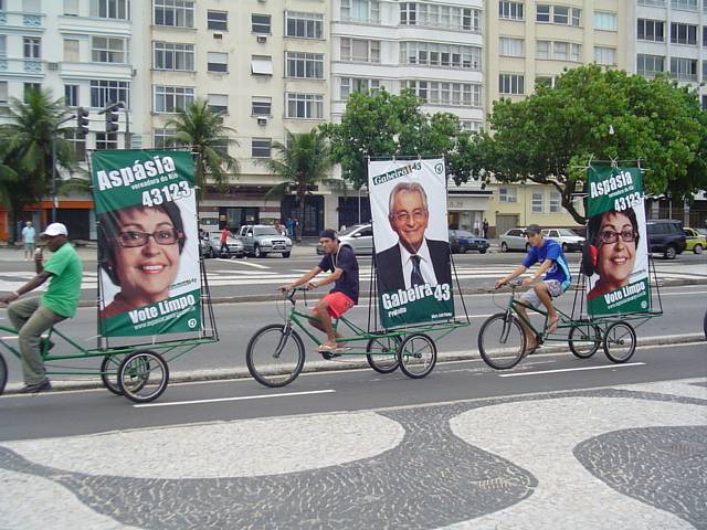 Na mobilní předvolební bilboardy a různé mobilní reklamy lze narazit téměř všude.