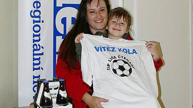 Vítězka druhého kola Tip ligy Jaroslava Kachlíková z Rozhovic se synem.