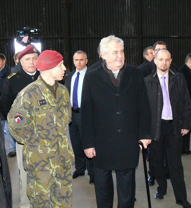 Prezident Miloš Zeman si při návštěvě u chrudimských výsadkářů prohlédl zbraně i další techniku. Došlo i na ukázku zásahu.