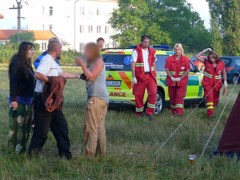 Policie od nedělního rána vyšetřuje úmrtí dítěte na hudebním festivalu Yanderov 2012.