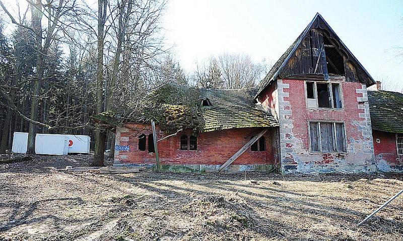 KOLEM slatiňanské Švýcárny přibyl v posledních dnech plot a objevily se tu rovněž stavební buňky firmy, která bude provádět rekonstrukci.