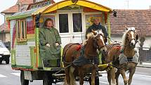 Thea a John Verhoeckx se svým koňmi taženým karavanem.