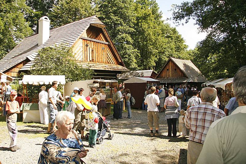 Jarmark ve skanzenu na Veselém Kopci představil návštěvníkům tvorbu starých řemeslníků. 