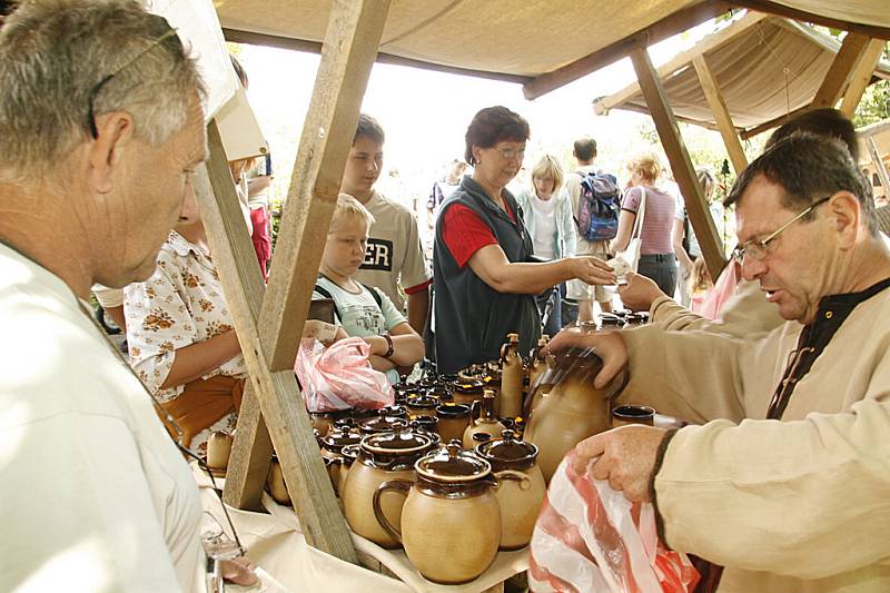 Jarmark ve skanzenu na Veselém Kopci představil návštěvníkům tvorbu starých řemeslníků. 