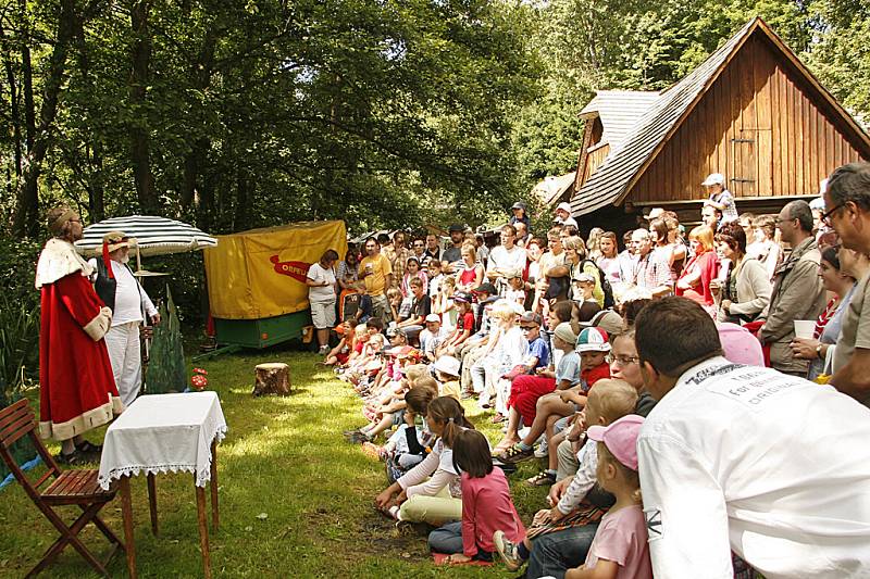 Jarmark ve skanzenu na Veselém Kopci představil návštěvníkům tvorbu starých řemeslníků. 