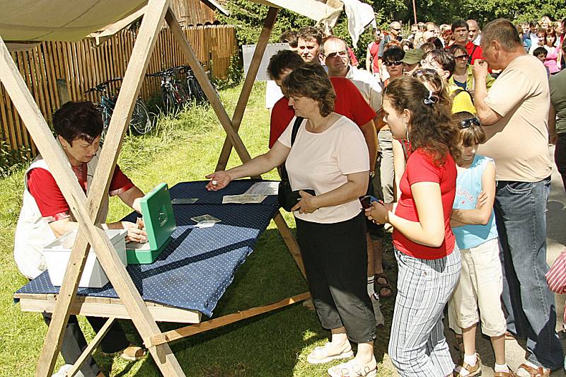 Jarmark ve skanzenu na Veselém Kopci představil návštěvníkům tvorbu starých řemeslníků. 