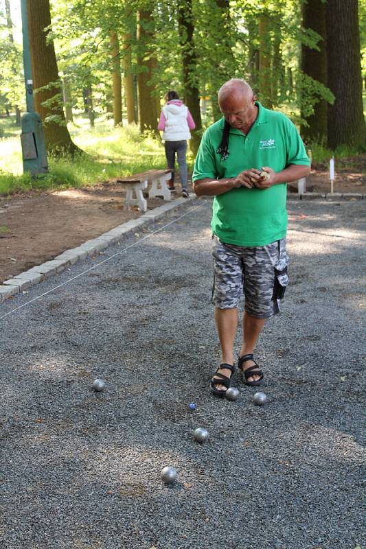 Společenské hřiště v zámeckém parku pokřtil turnaj v pétanque. 