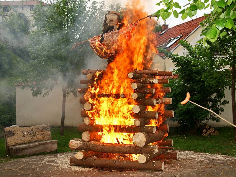 Tak se slavily čarodějnice v Chrudimi u divadla na Koniášově plácku.