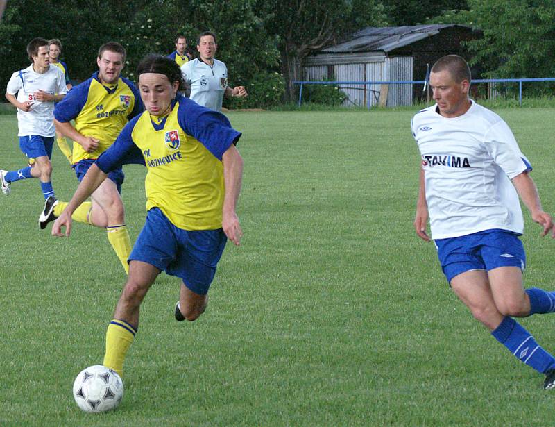 Z fotbalového utkání Rozhovice – Třemošnice. 