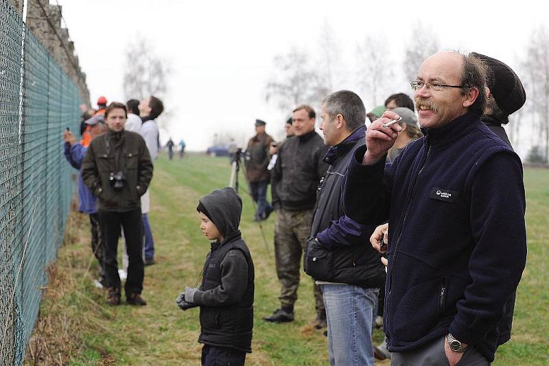 Vrtulník Kamov mění anténu na vysílači v Krásném.