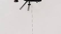 Vrtulník Kamov mění anténu na vysílači v Krásném.