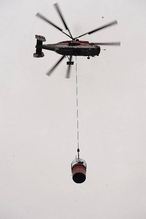 Vrtulník Kamov mění anténu na vysílači v Krásném.