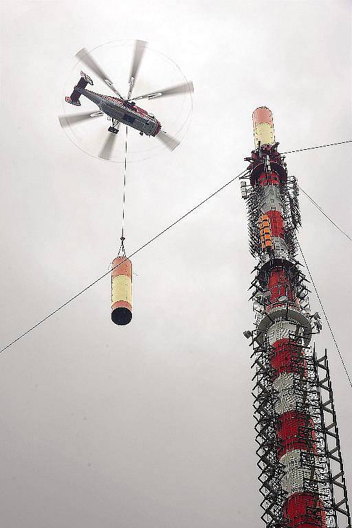 Vrtulník Kamov mění anténu na vysílači v Krásném.