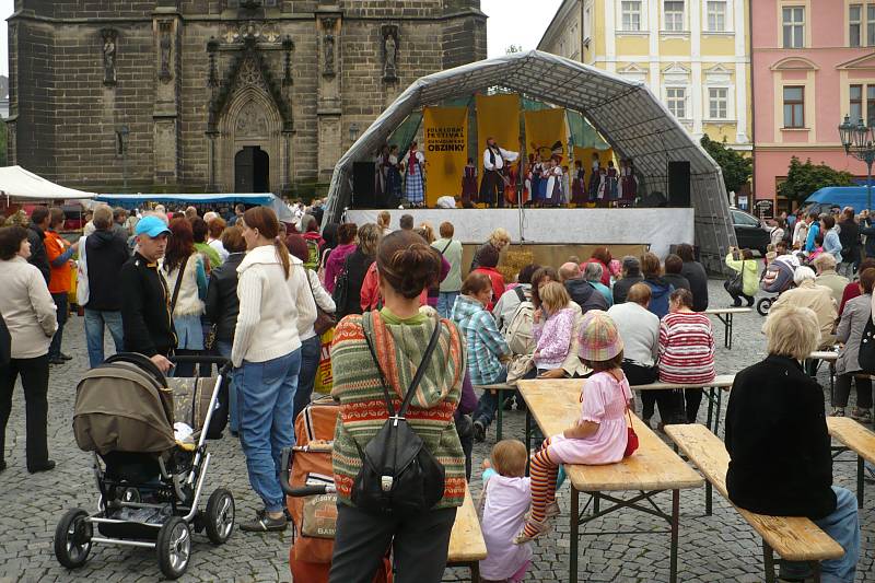 Resselovo náměstí patřilo o víkendu oblíbenému folklornímu festivalu Chrudimské obžínky. 