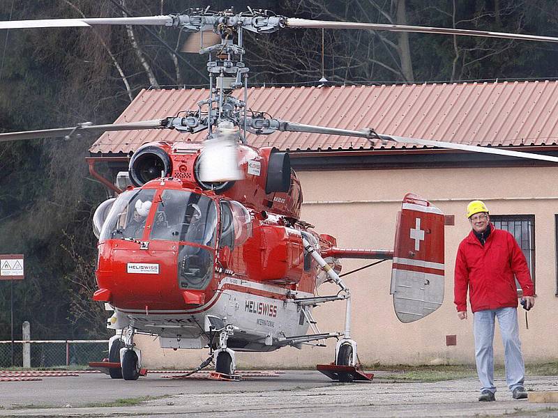 Vrtulník Kamov mění anténu na vysílači v Krásném.