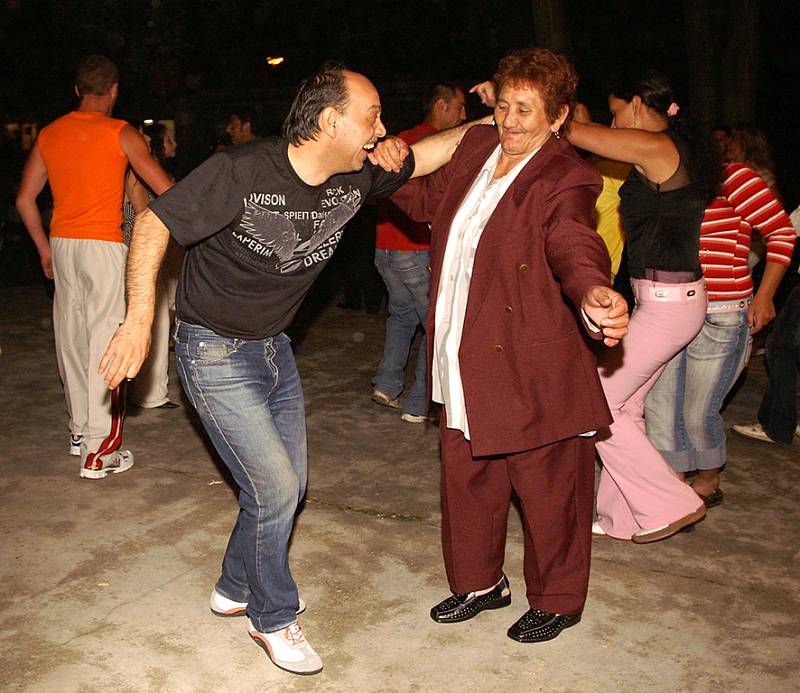 Po již tradičním fotbalovém turnaji romských mužstev v Přestavlkách následovala i letos diskotéka. 