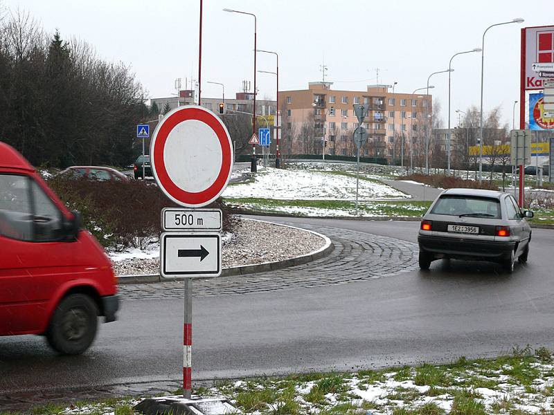 "Koucorkov" na silnici I/17. Rekonstrukce komunikace sice byla odložena až na jaro, značení dopravních omezení ale na silnici ještě 26. listopadu ráno bylo.