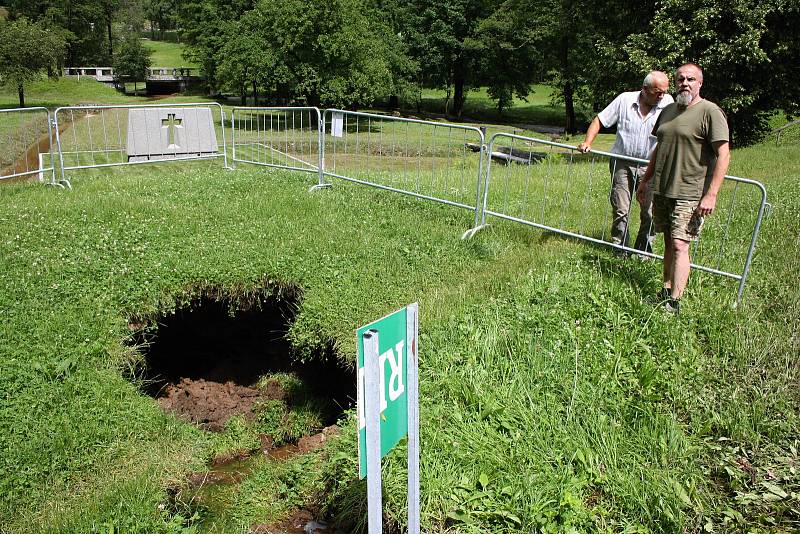 V pietním místě Ležáky na Chrudimsku došlo k propadnutí části hráze rybníka Ležák nad Švandovým mlýnem. Během bouře silný vítr vyvrátil také řadu stromů, část pietního území byla ráno opět zatopená. V Ležákách kromě protržené hráze nic neobvyklého.