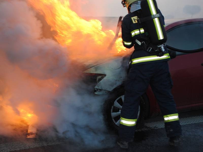 Hasiči vyjížděli hasiči k požáru osobního automobilu Toyota na silnici z Chrudimi do Pardubic.