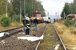Srážka dodávky a vlaku na železničním přejezdu ve Slatiňanech si vyžádala dva lidské životy. 