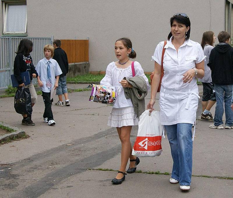 Konec školního roku je tady, školáci dostávají vysvědčení.