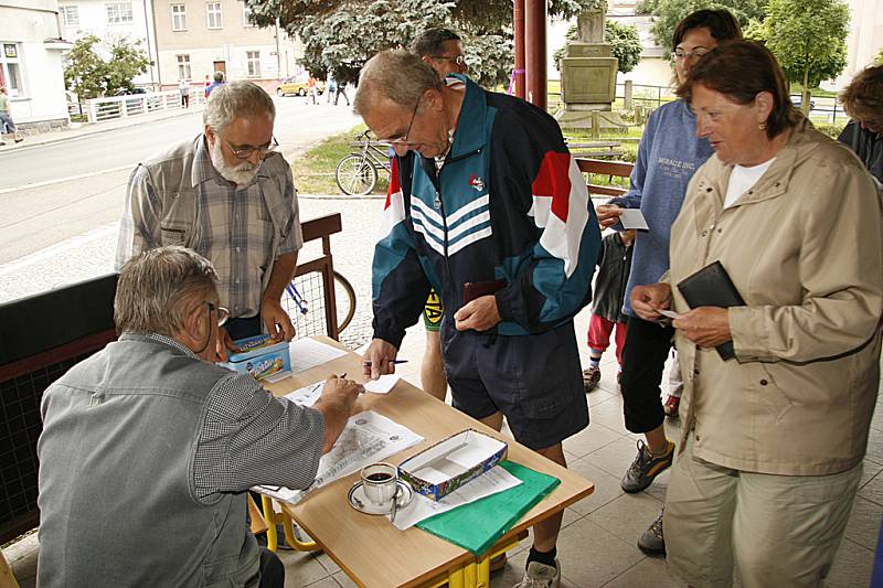 K třicátému ročníku turistického pochodu a cykloturistické jízdy "Krajem malířů Vysočiny" vyrazili turisté i přes nepřízeň počasí.