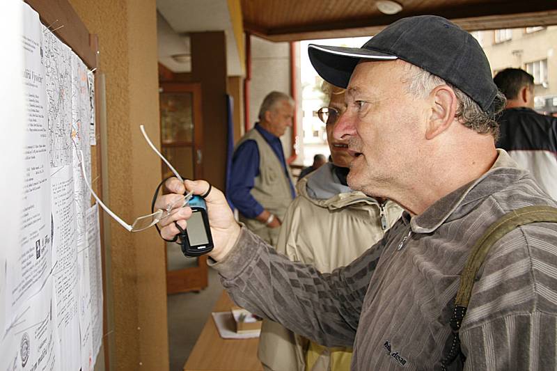 K třicátému ročníku turistického pochodu a cykloturistické jízdy "Krajem malířů Vysočiny" vyrazili turisté i přes nepřízeň počasí.