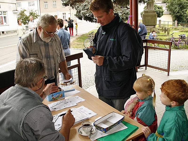 K třicátému ročníku turistického pochodu a cykloturistické jízdy "Krajem malířů Vysočiny" vyrazili turisté i přes nepřízeň počasí.