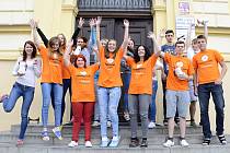 Dobrovolníky v oranžových tričkách jsou to studenti SOU a SOŠ obchodu a služeb Chrudim, kteří pomáhají Centru J.J.Pestalozziho při sbírce Knoflíkový týden. Foto: Zuzana Tvrdíková