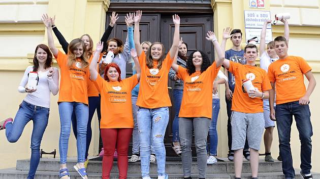 Dobrovolníky v oranžových tričkách jsou to studenti SOU a SOŠ obchodu a služeb Chrudim, kteří pomáhají Centru J.J.Pestalozziho při sbírce Knoflíkový týden. Foto: Zuzana Tvrdíková