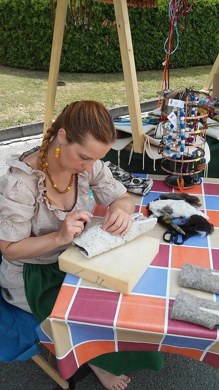 Životem Lindy Barrjijové z Chrudimě byly ohnivé show, šermířská a žongléřská vystoupení, produkce s živými hady nebo prodej řemeslných výrobků a vlastnoručně šitých oděvů na historických akcích.