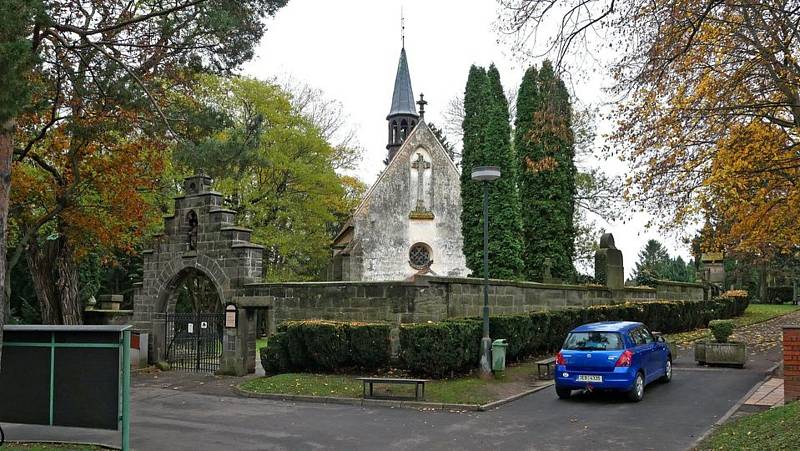 Hřbitov U Kříže a urnový háj v Chrudimi jsou od centra hodně vzdáleny. Návštěvníci proto volají po veřejných záchodcích.