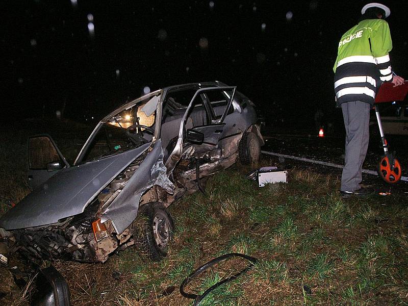 ZRÁDNÁ KŘIŽOVATKA. Na úrovni odbočky ve směru do Chroustovic se střetla vozidla Opel Astra a Peugeot 205.