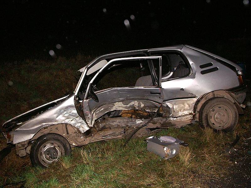 ZRÁDNÁ KŘIŽOVATKA. Na úrovni odbočky ve směru do Chroustovic se střetla vozidla Opel Astra a Peugeot 205.