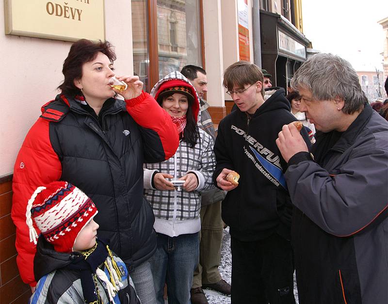 Masopustní veselí vypuklo na Resselově náměstí v Chrudimi. Obchůzku obstaral národopisný soubor Kohoutek.