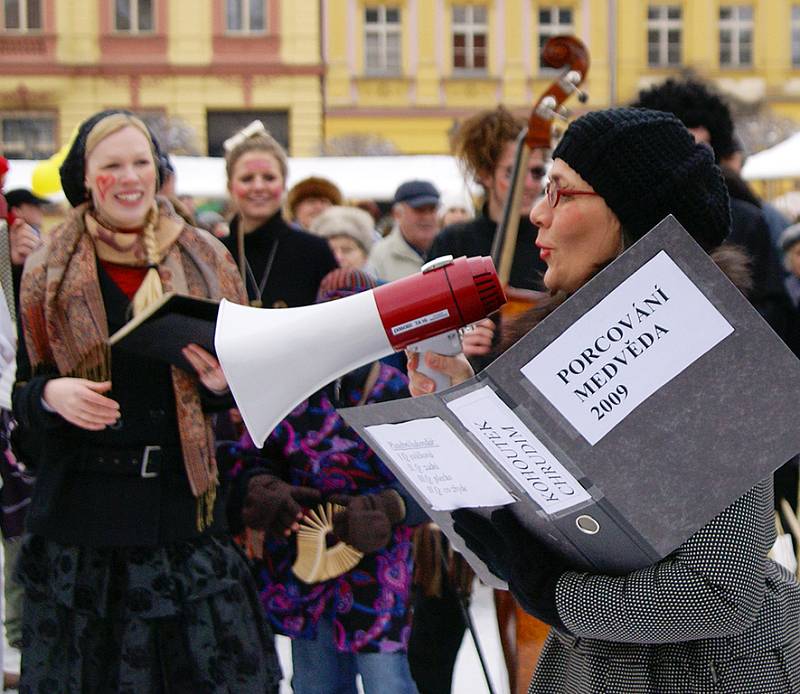 Masopustní veselí vypuklo na Resselově náměstí v Chrudimi. Obchůzku obstaral národopisný soubor Kohoutek.