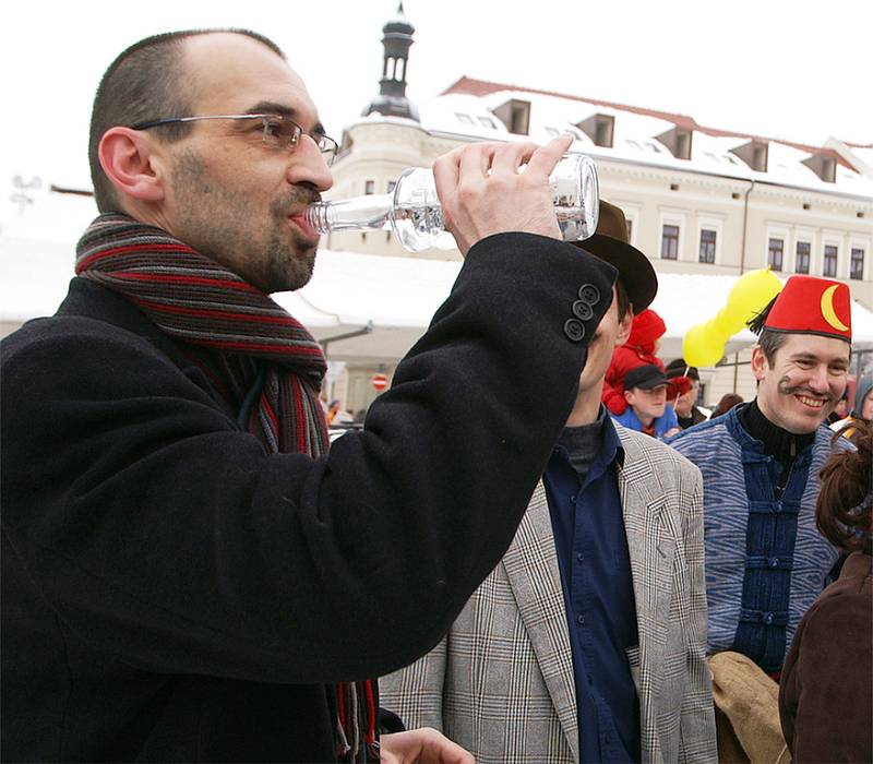 Masopustní veselí vypuklo na Resselově náměstí v Chrudimi. Obchůzku obstaral národopisný soubor Kohoutek.