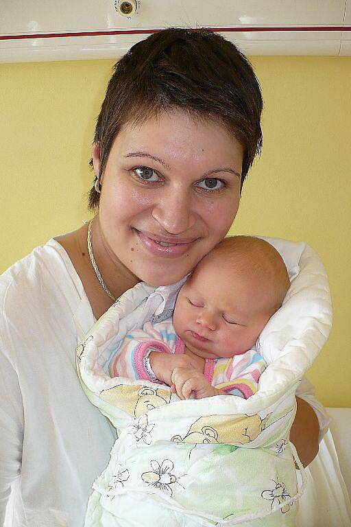 KATEŘINA VYSKOČILOVÁ. Jitka a Radek se stali rodiči prvně 9. března ve 20:10, kdy společně na porodním sále uvítali dcerku s mírami 3,95 kilogramu a 54 centimetrů. Novopečená rodina je doma v Dražkovicích.
