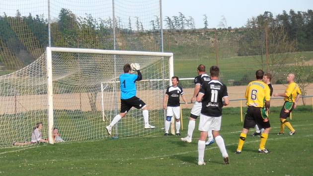 Z utkání fotbalové I.B třídy Luže - Prosetín 2:0.