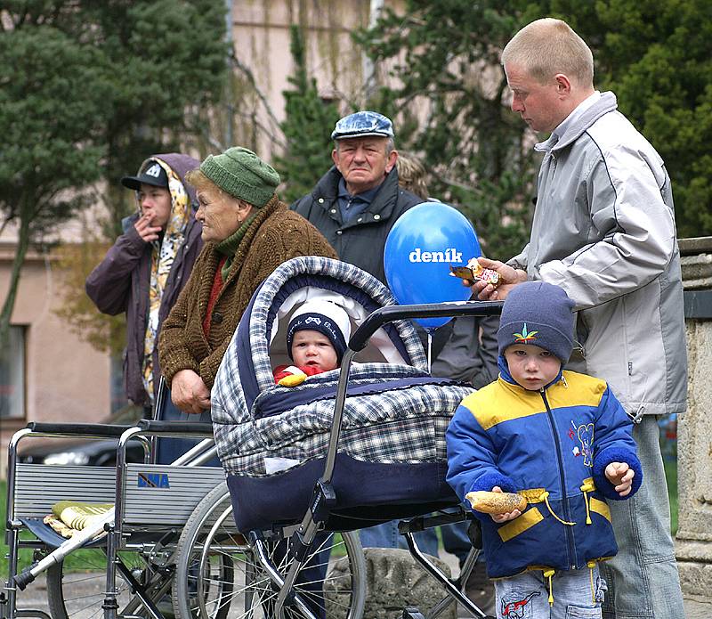 Na malé náměstí si na Den s Deníkem našli cestu lidé různého věku.