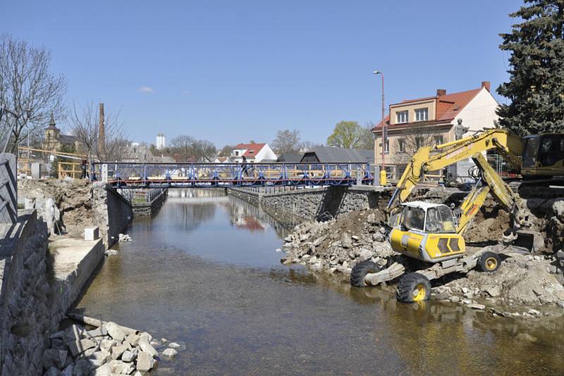 Demolice starého mostu a dopravní situace v Hlinsku.