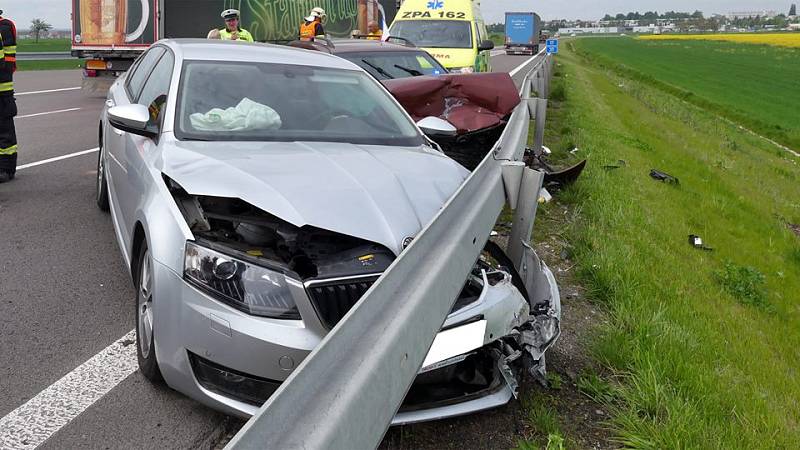 Řidič vozidla značky Škoda přijíždějící ze silnice I/37 nedal přednost řidičce vozidla Opel.