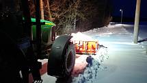 Práce v noci nebo časně nad ránem je pro traktoristy s radlicí a posypem zcela běžná.