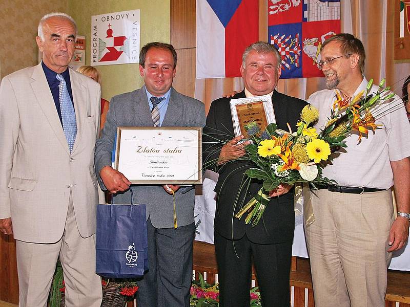 Starosta Jenišovic (druhý zprava) přebírá ocenění za titul Vesnice roku.