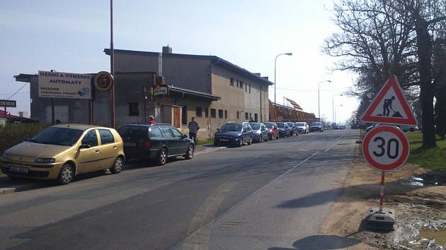 V době zápasů kolem stadionu chrudimská MHD neprojíždí. Kritici míní, že by tomu tak být nemuselo. Foto