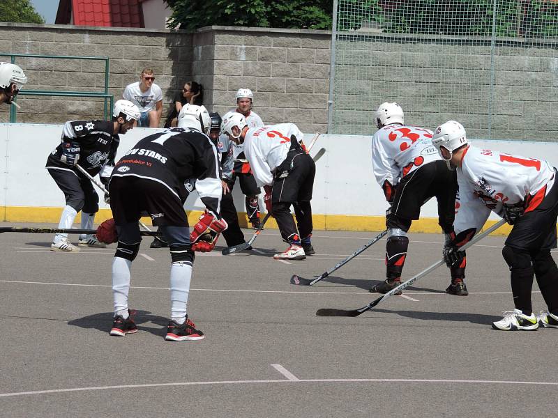 O víkendu se na hokejbalovém hřišti v Chrudimi odehrály první dva zápasy finále 2. NHbl mezi chrudimským Jokeritem a pardubickou rezervou Svítkov Stars