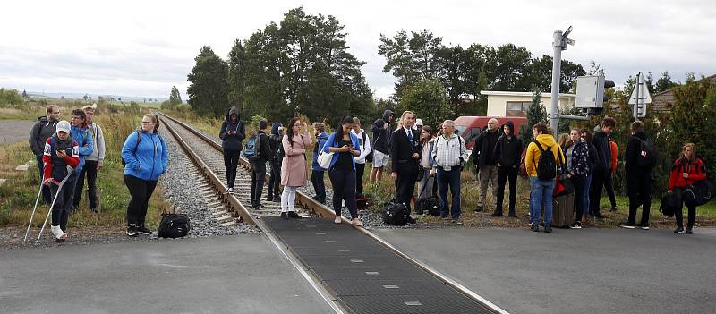 Ve Starých Jesenčanech kvůli silnému větru spadl strom přémo před motorový vlak. Nikdo ze 120 cestujících nebyl zraněn.