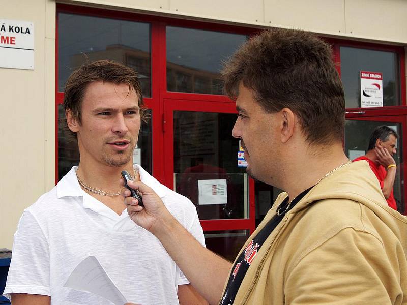 Hokejistu Petra Průchu (vlevo) zpovídá externí redaktor Chrudimského deníku Radek Pecina. 